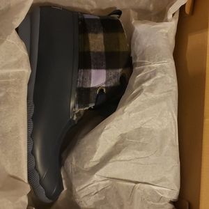 Sorry top sider boots, blue. Size 9